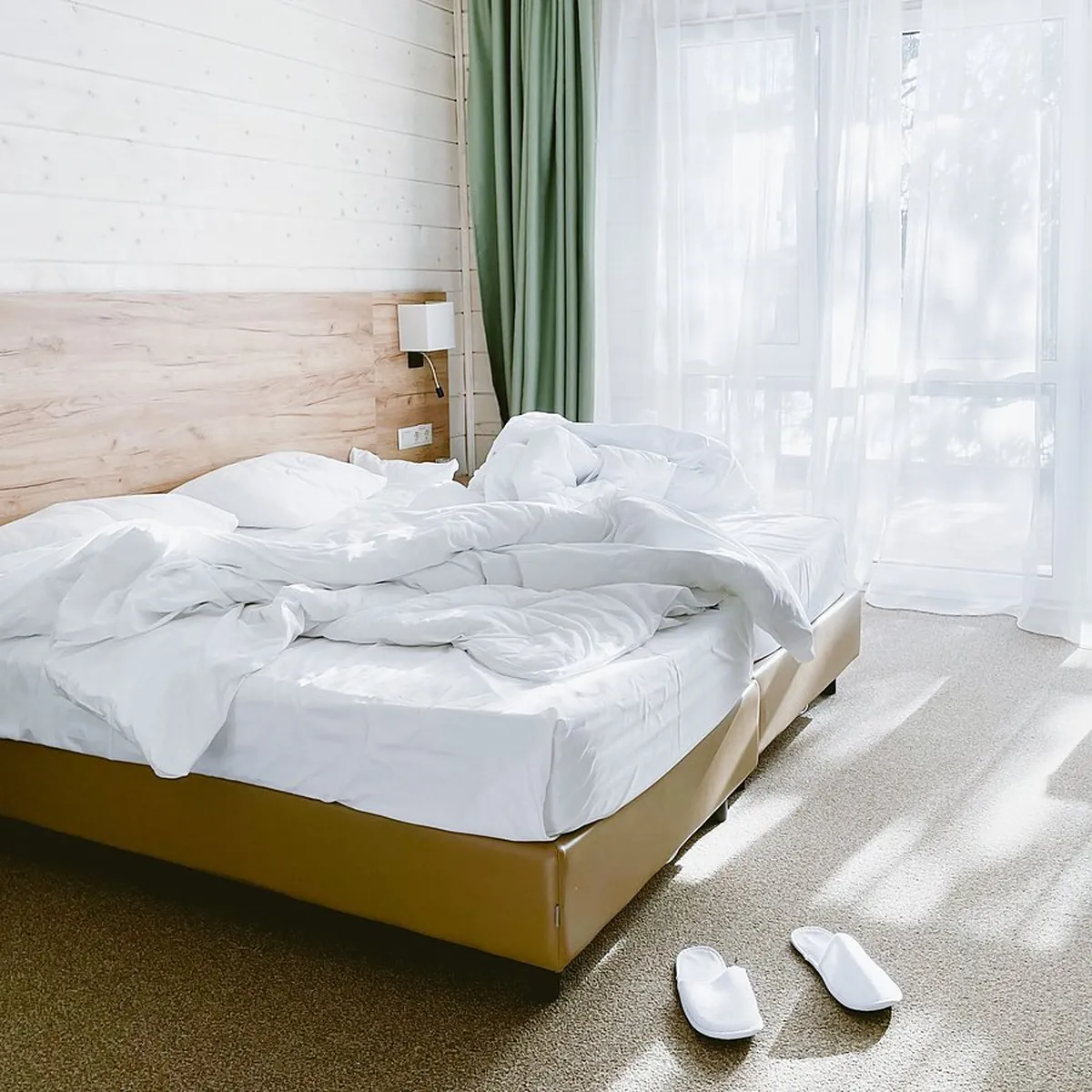 Chambre claire, lit en lin blanc