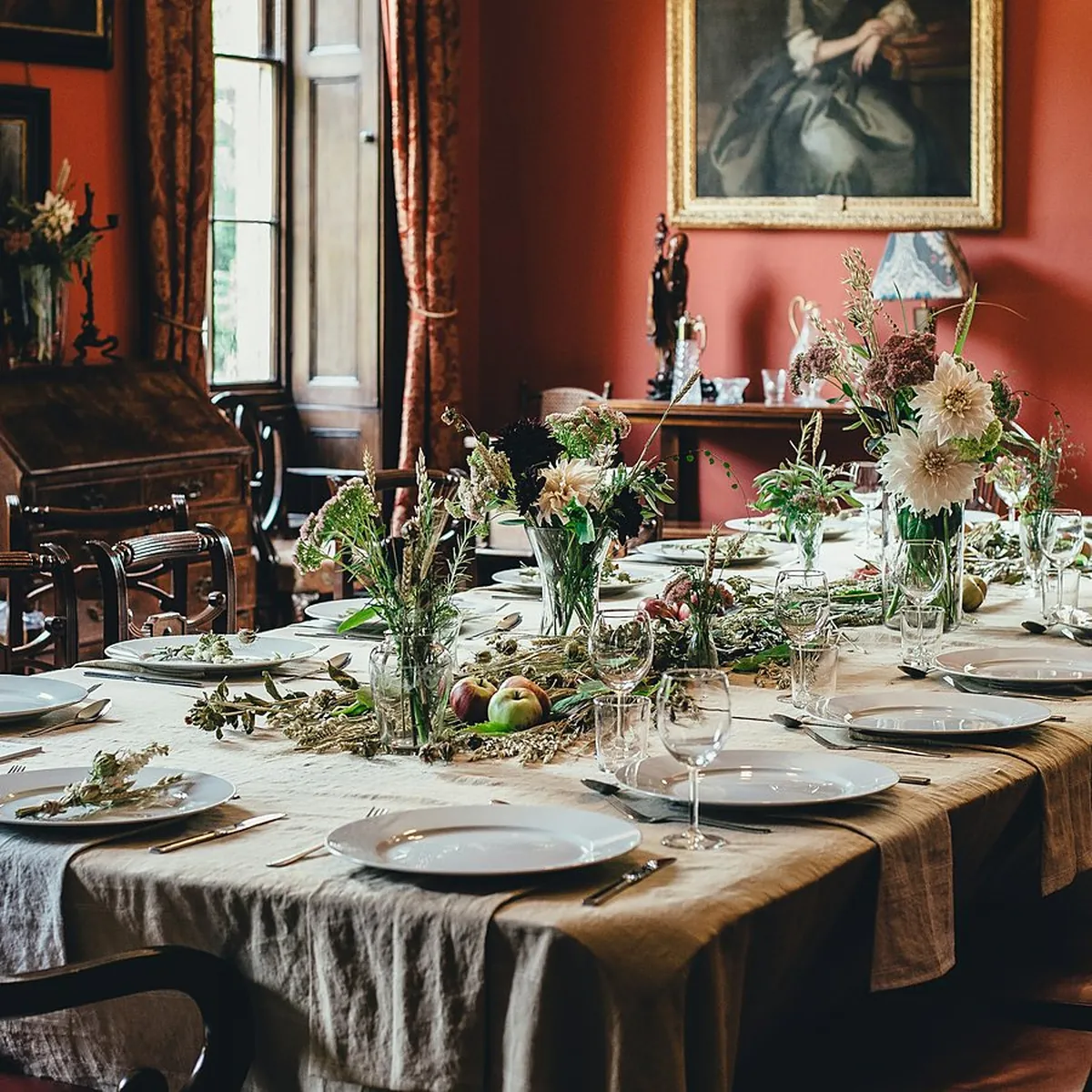 Grande table dressée avant un événement