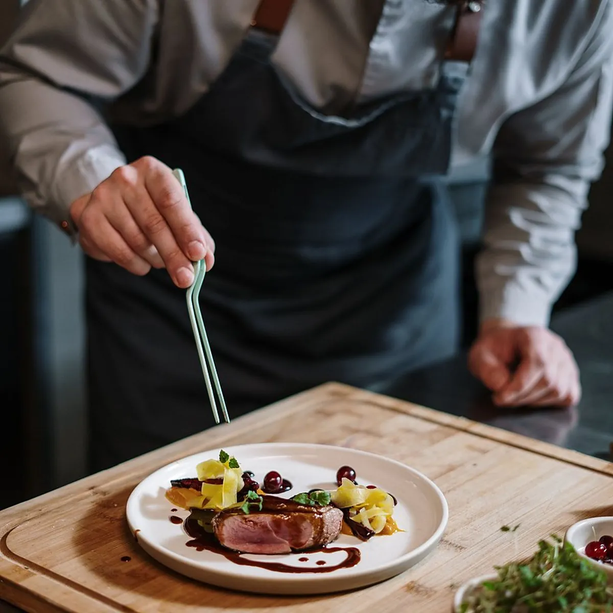 Dressage d'une assiette en cuisine