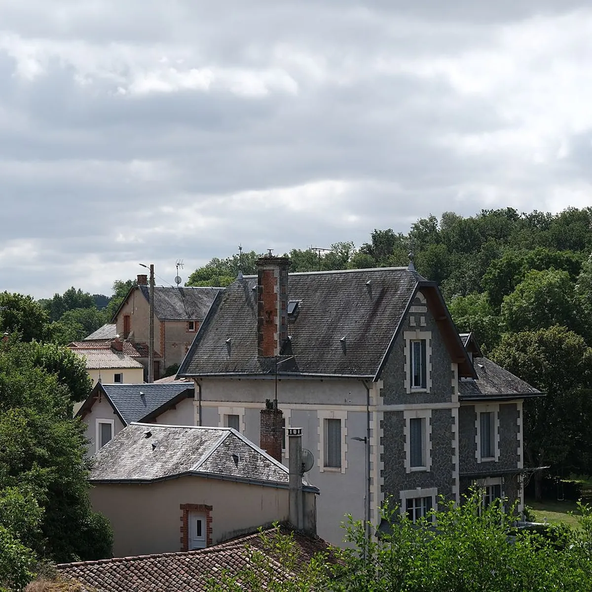 Le village, dans la vallée de la Vienne
